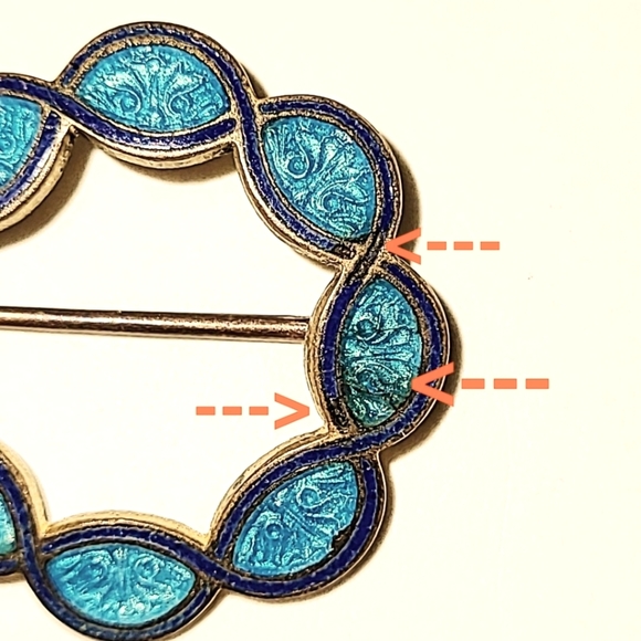 ANTIQUE GUILLOCHE ENAMEL BROOCH TURQUOISE & NAVY BLUE on BRASS - Picture 7 of 9